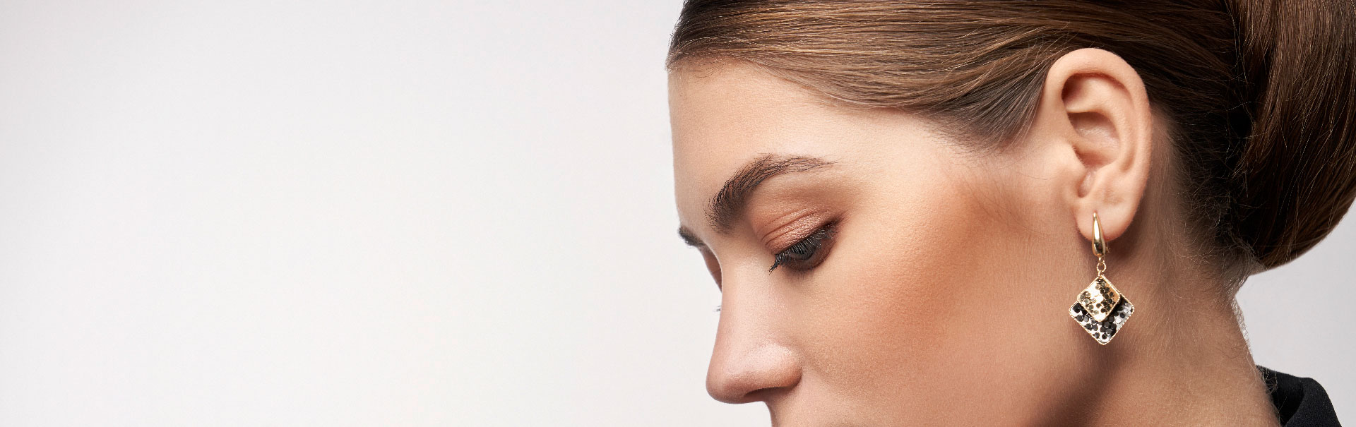 ¿Por qué se me pueden inflamar las orejas con algunos aretes?1